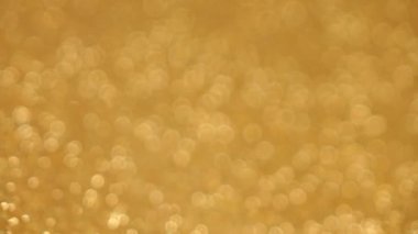 Yavaş çekimde altın parıltısı güzel