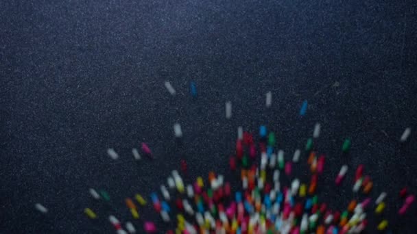 慢动作抽象背景中糖球的五颜六色 — 图库视频影像