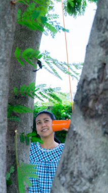 Asya lı kadınlar ağaçtan mesaj dinliyor