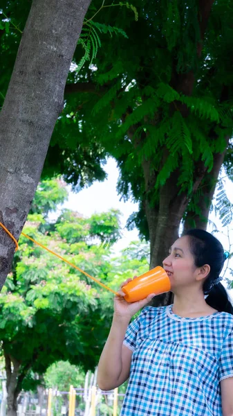Mujeres de Asia hablan para enviar un mensaje al árbol —  Fotos de Stock