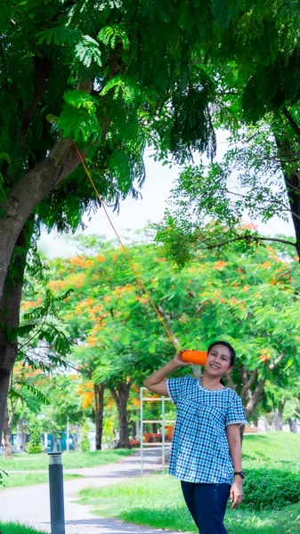 Asiatische Frauen lauschen dem Geräusch des Baumes — Stockfoto