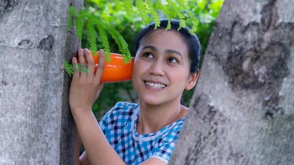 Asya lı kadınlar ağaçtan mesaj dinliyor — Stok fotoğraf