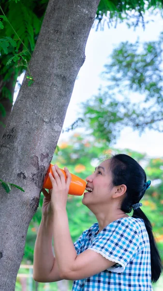 Ásia mulheres falam para enviar mensagem para árvore — Fotografia de Stock