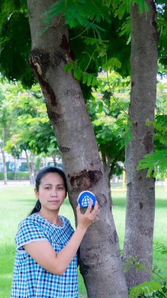 Asiatische Frauen trugen Gift gegen Baum — Stockfoto