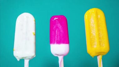 Renkli arka planda eriyen dondurmanın zaman atlamalı