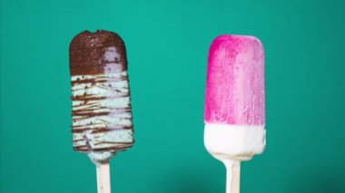 Renkli arka planda eriyen dondurmanın zaman atlamalı