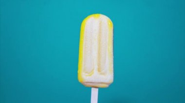 Renkli arka planda eriyen dondurmanın zaman atlamalı