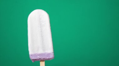 Renkli arka planda eriyen dondurmanın zaman atlamalı