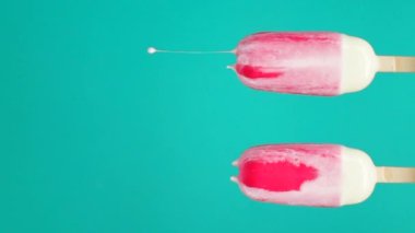 Renkli arka planda eriyen dondurmanın yavaş hareketi
