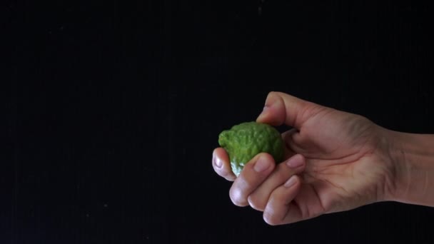 Knijpende Etherische Olie Van Bergamot Fruit — Stockvideo