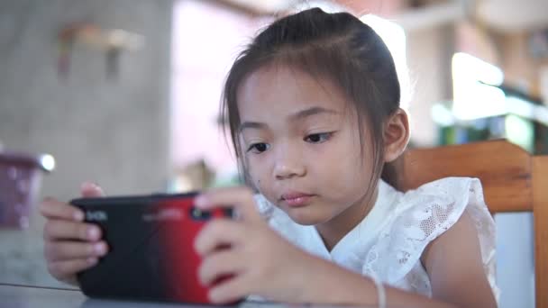 Asiático Garoto Jogando Telefone Inteligente — Vídeo de Stock