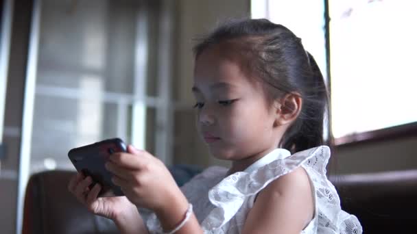 Asiatiskapojke Unge Leker Skarp Telefonerna — Stockvideo