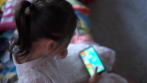 Asiático Niño Jugando Inteligente Teléfono — Vídeos de Stock