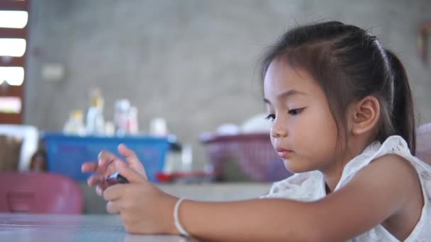 Asiático Niño Jugando Inteligente Teléfono — Vídeos de Stock