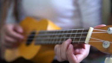 Ukulele oynarken el yukarı yakın
