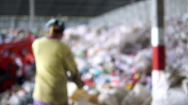 Trabalhador Fábrica Lixo — Vídeo de Stock