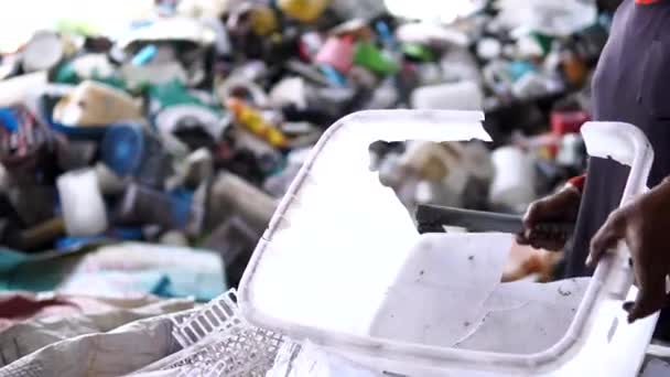 Werknemer Garbage Factory — Stockvideo