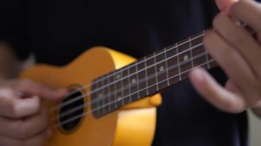 Ukulele oynarken el yukarı yakın