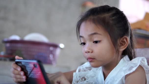 Asia Niño Jugando Teléfono Inteligente — Vídeo de stock