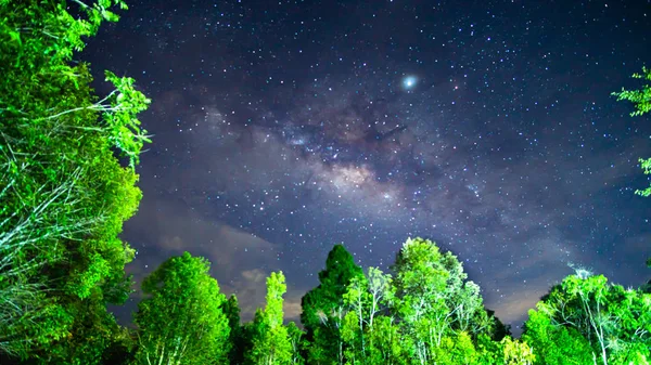 Прекрасная Молочная Галактика Ночью — стоковое фото