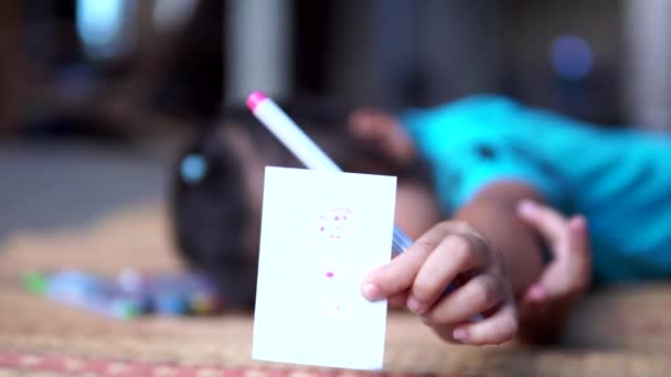 Menina Usa Cor Mágica Para Desenhar Seus Pais Antes Mostrá — Vídeo de Stock