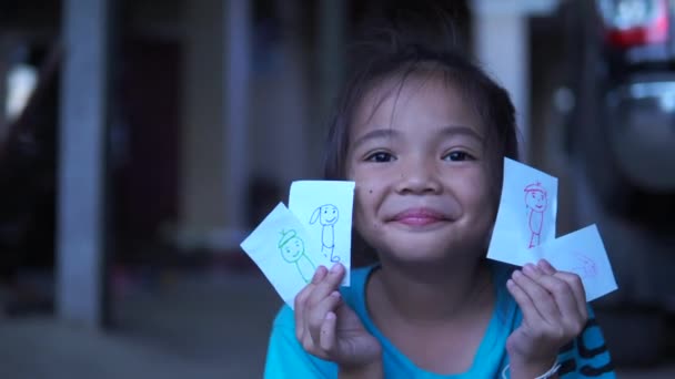 Menina Usa Cor Mágica Para Desenhar Seus Pais Antes Mostrá — Vídeo de Stock