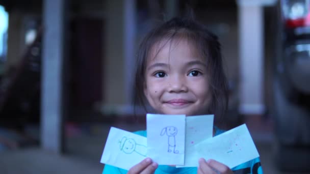 Ragazza Usa Colore Magico Disegnare Suoi Genitori Prima Mostrarli Felicemente — Video Stock