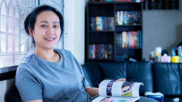 Asyalı Kadınların Evde Okuma Gülümseme Portresi — Stok fotoğraf