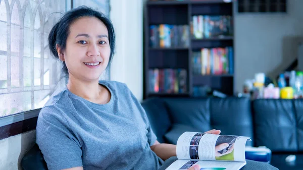 Asyalı Kadınların Evde Okuma Gülümseme Portresi — Stok fotoğraf