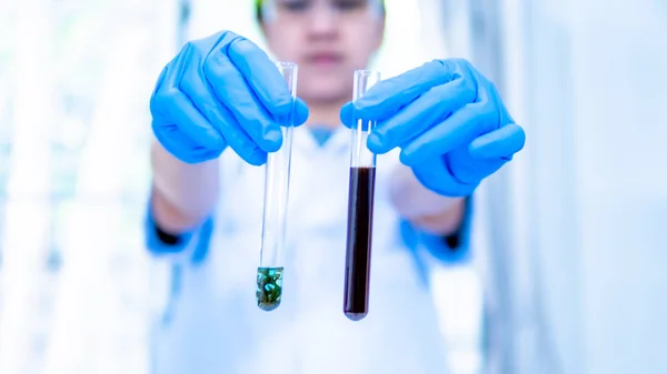 Laboratuvarda bilim adamı rafinerimarihuana yağı