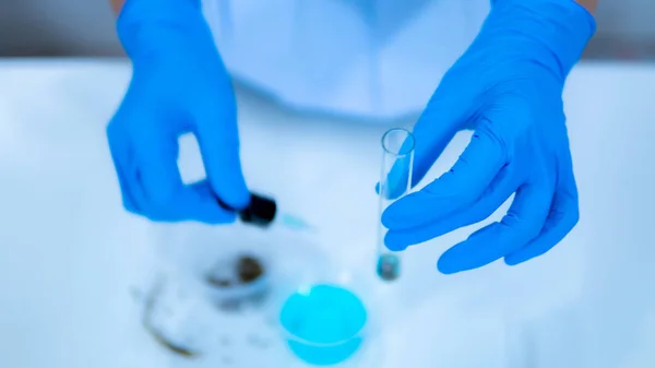 Laboratuvarda bilim adamı rafinerimarihuana yağı