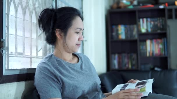 Mooie Aziatische Vrouwen Lezen Boek Kamer — Stockvideo