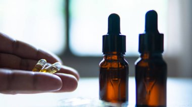 Araştırmacılar kanser hastaları tedavi etmek için kapsül kenevir yağı paketlenmiş