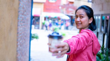 Sıcak kahve veren güzel kadınlar