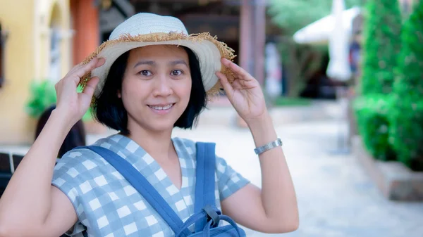 Portret Azji Kobiety Uśmiechnięte Traviling — Zdjęcie stockowe