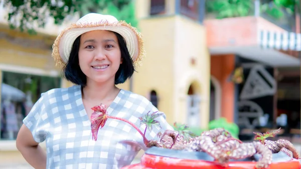 Asya Kadın Gülümseyen Traviling Portresi — Stok fotoğraf