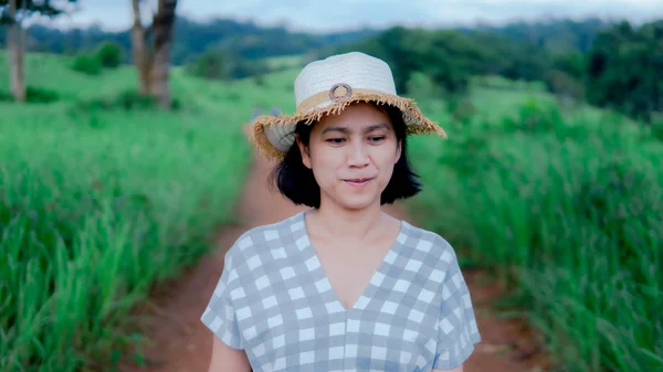 Portret Van Mooie Vrouwen Wandelen Weide — Stockfoto