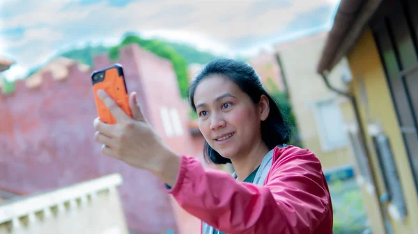 Akıllı Telefon Selfie Kullanan Kadınların Portresi — Stok fotoğraf