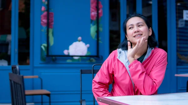 Kafede Gülümseyen Asyalı Kadınların Portresi — Stok fotoğraf