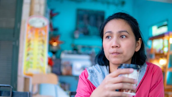 Asyalı Kadınların Sıcak Kahve Içen Portresi — Stok fotoğraf