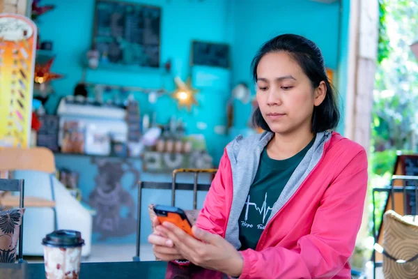 Women Using Smartphone Coffee Shop — Stock Photo, Image