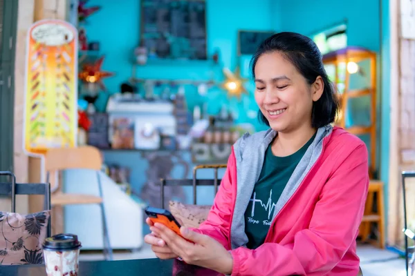 Kahve Dükkanında Smartphone Kullanarak Kadınlar — Stok fotoğraf