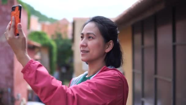 Gambar Perempuan Menggunakan Selfie Smartphone — Stok Video