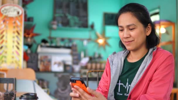 Portret Van Vrouwen Die Smartphone Gebruiken Coffee Shop — Stockvideo