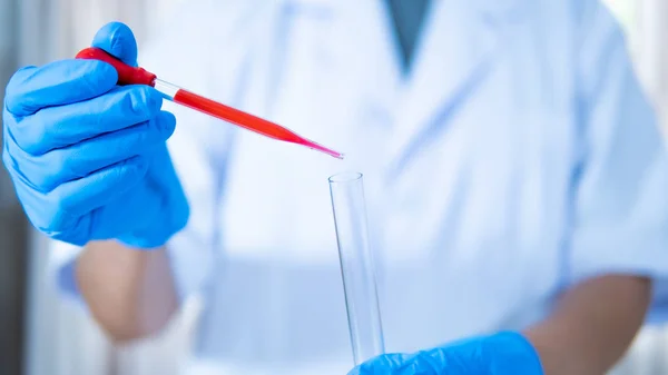 Laboratuvarda Araştırmacılar Virüsler Için Test Tüpünde Kan Damlama — Stok fotoğraf