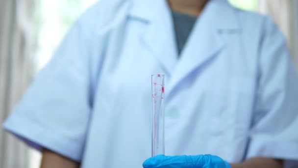 Ερευνητές Στο Εργαστήριο Στάζουν Αίμα Ένα Δοκιμαστικό Σωλήνα Για Εντοπίσουν — Αρχείο Βίντεο