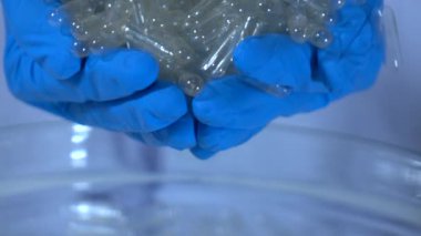 Boş kapsül yavaş hareket dökme