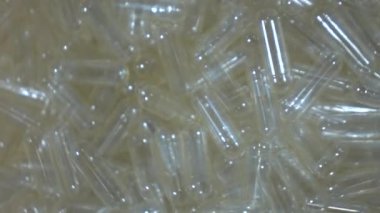 Boş kapsül laboratuarda yavaş hareket döküyor