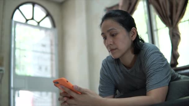 Asien Kvinnor Som Använder Smartphone Vardagsrummet — Stockvideo
