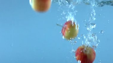 Elma yavaş hareket su dökme